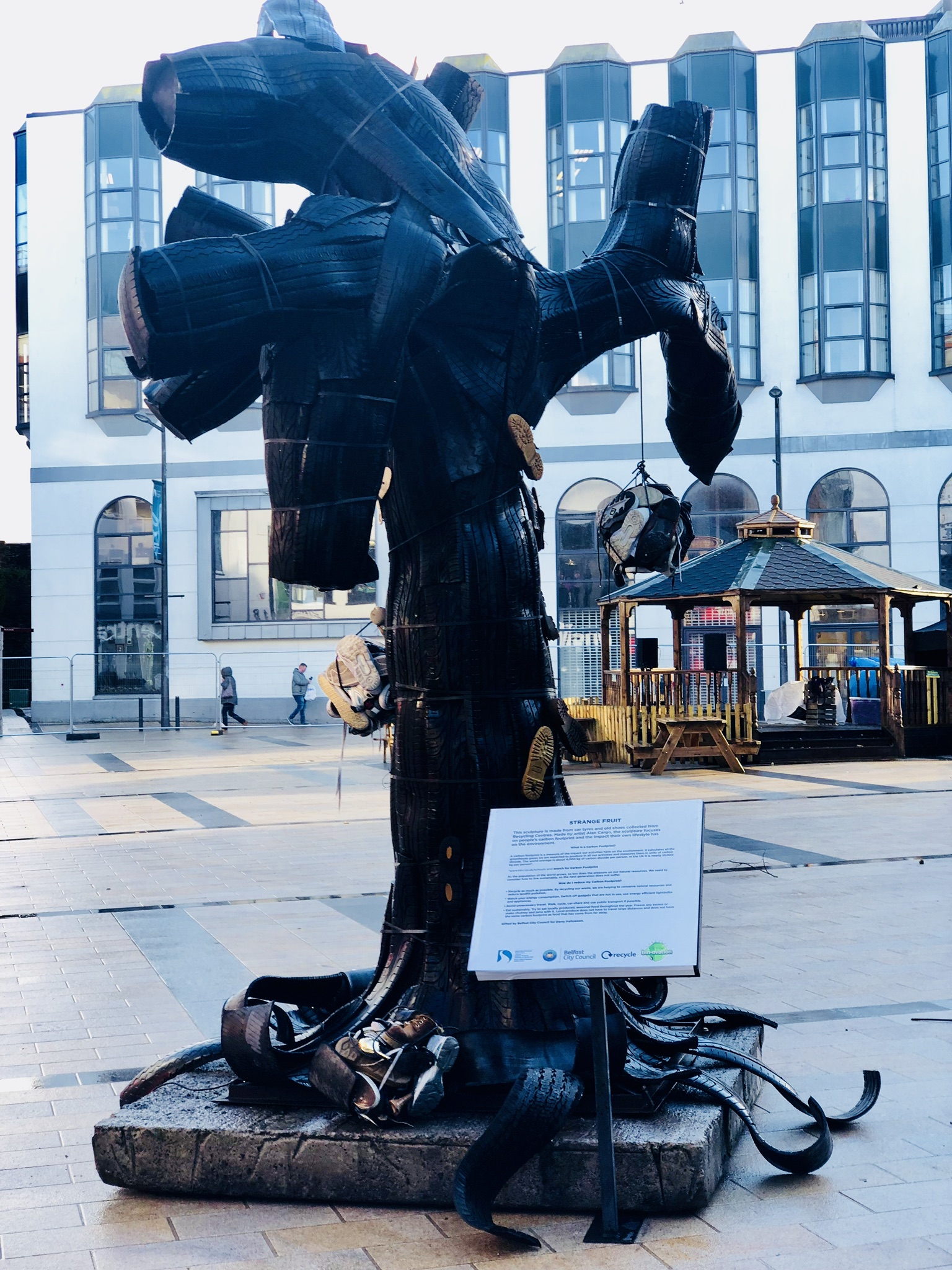 Statue recycling street art